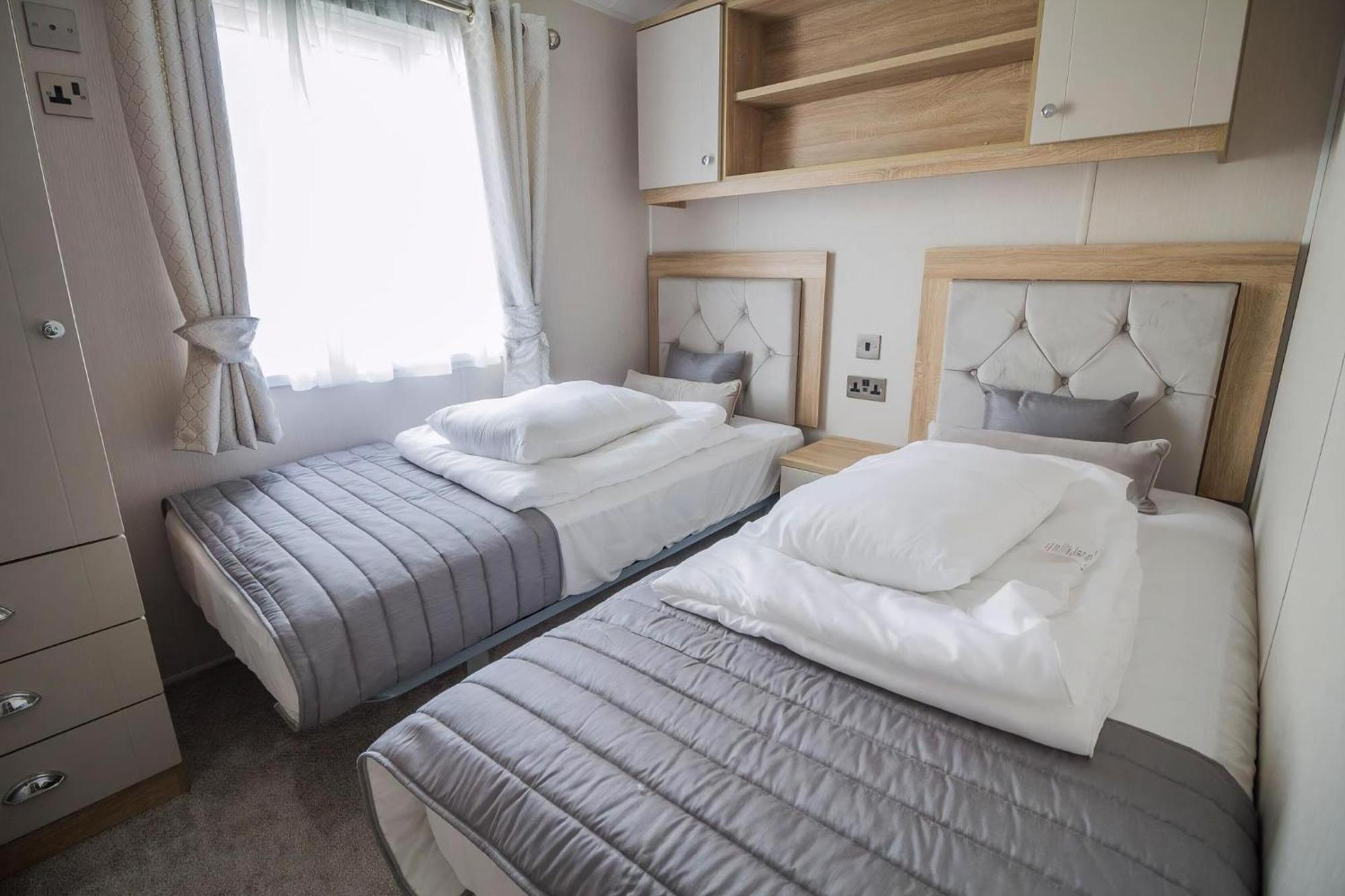 Stunning Caravan With Full Sea Views At Broadland Sands In Suffolk Ref 20236Bs Hopton on Sea Exterior photo